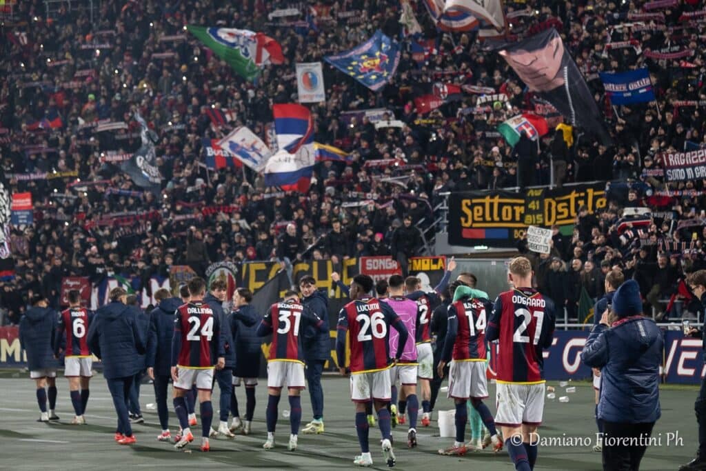 La squadra sotto la curva dopo Bologna-Borussia Dortmund (© Damiano Fiorentini) tifoso