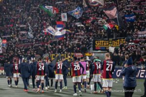La squadra sotto la curva dopo Bologna-Borussia Dortmund (© Damiano Fiorentini) tifoso