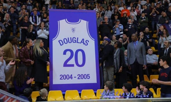 La maglia #20 di Ruben Douglas, ritirata durante la sfida Fortitudo-Piacenza. Crediti Valentino Orsini