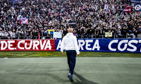 Vincenzo Italiano che esulta con i tifosi del Bologna