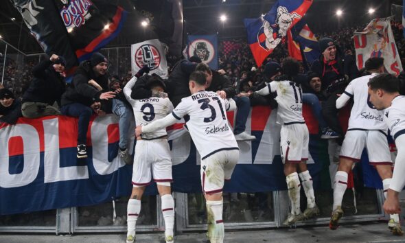 L'esultanza di Santiago Castro e compagni con i tifosi (© Bologna FC 1909)