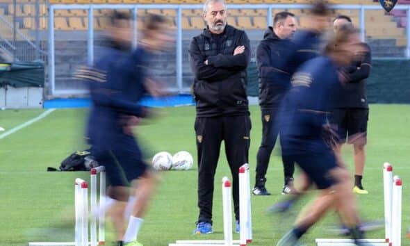 Marco Giampaolo osserva i giocatori del Lecce scaldarsi