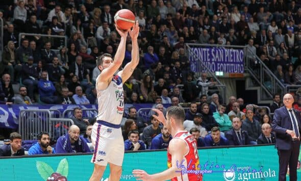 Fortitudo Flats Service Bologna - Carpegna Prosciutto Basket Pesaro (©Valentino Orsini - Fortitudo Flats Service Bologna)