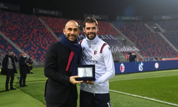 Andrea Poli premiato per le 100 presenze in rossoblù da Marco Di Vaio (©Bologna FC 1909)