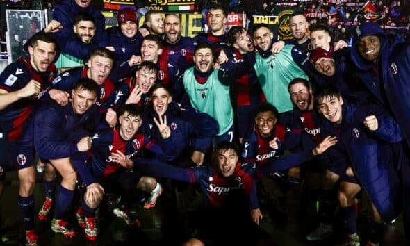 Il Bologna festeggia sotto la Curva Bulgarelli dopo la vittoria contro il Torino (© Bologna FC 1909) Via Emilia