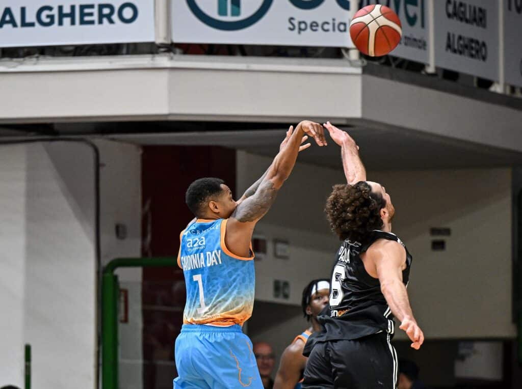 Pajola in difesa su Bibbins (©Dinamo Sassari)