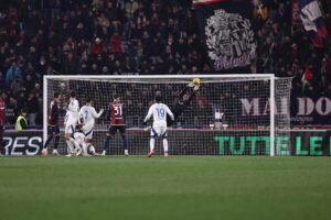 Skorupski para la punizione di Nico Paz in Bologna - Como(© Bologna FC 1909)