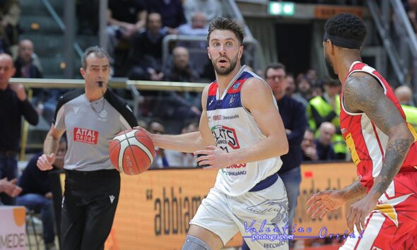 Fortitudo Flats Service Bologna - Carpegna Prosciutto Basket Pesaro (©Valentino Orsini - Fortitudo Flats Service Bologna)