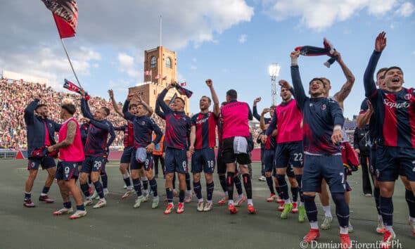 Il Bologna festeggia sotto la curva del Dall'Ara dopo il 5-0 contro la Lazio (©Damiano Fiorentini)