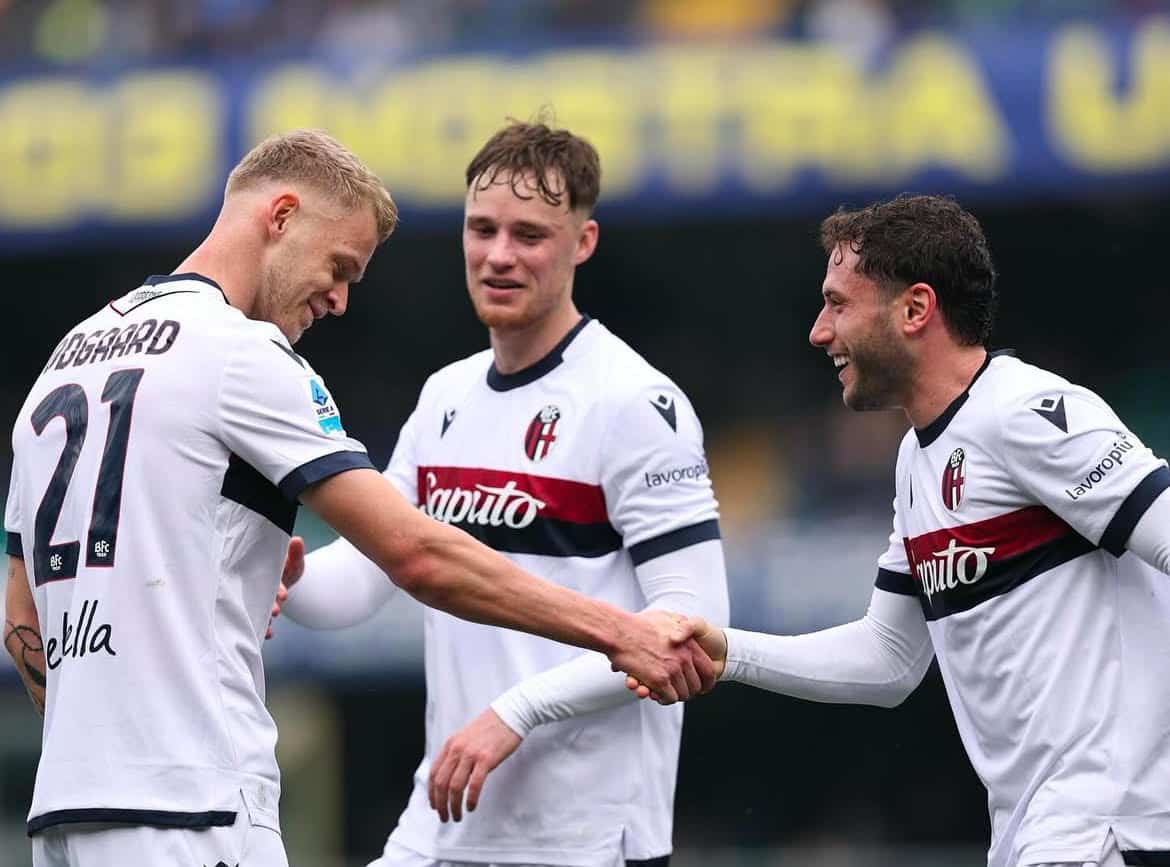 Calabria stringe la mano ad Odgaard dopo il gol contro il Verona (©Davide Calabria via Instagram)