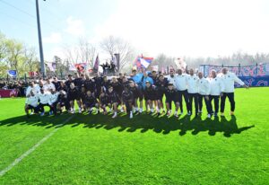 Squadra e tifosi festeggiano a Casteldebole