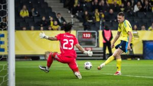 Holm segna il gol dell'1-0 contro l'Irlanda del nord (©svenskfotboll)