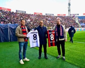 Joey Saputo omaggia Martin e David Ingesson prima di Bologna-Cagliari (© Bologna FC 1909 via Facebook)
