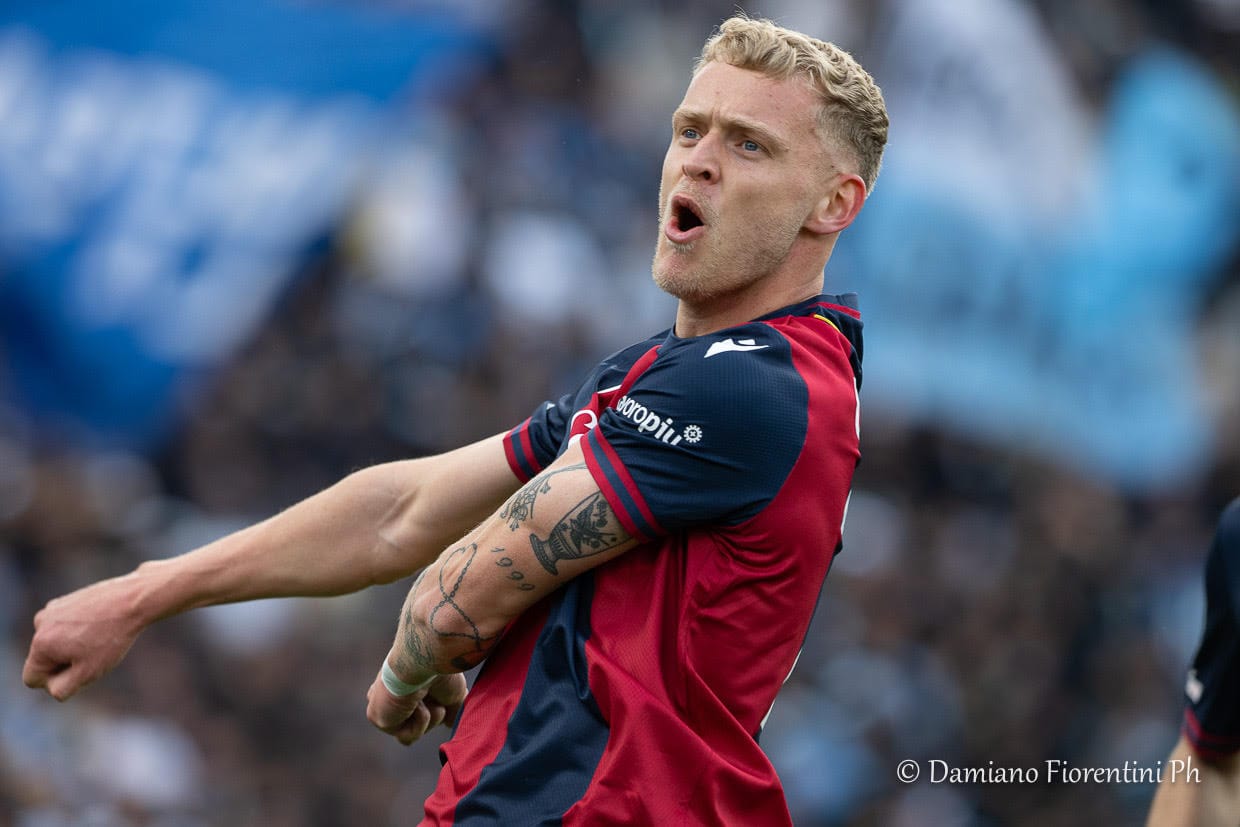 Jens Odgaard esulta dopo il gol dell'1-0 in Bologna-Lazio (©Damiano Fiorentini)