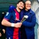 Orsolini con il premio di Player of The Match di Bologna-Cagliari viene abbracciato dal presidente Saputo (© Bologna FC 1909) calciomercato