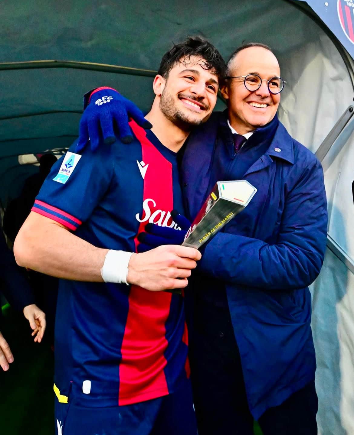 Orsolini con il premio di Player of The Match di Bologna-Cagliari viene abbracciato dal presidente Saputo (© Bologna FC 1909) calciomercato