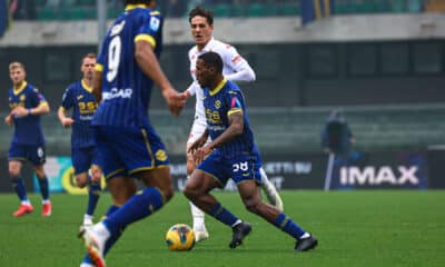 Jackson Tchatchoua, terzino titolarissimo del Verona in azione contro la Fiorentina