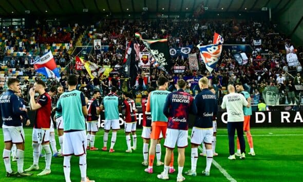 I rossoblù sotto il settore ospiti dopo Udinese-Bologna (©Bologna FC 1909)