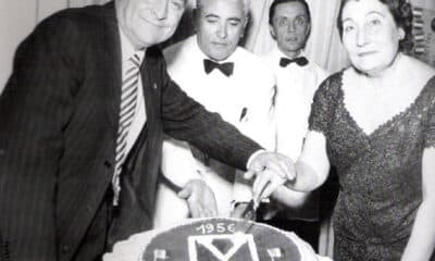 Virtus Minganti: La Signora Gilberta Gabrielli Minganti, Presidente Onorario, taglia la torta per il festeggiamento dello scudetto del 1955/56 assieme al dirigente Agostino Mezzetti