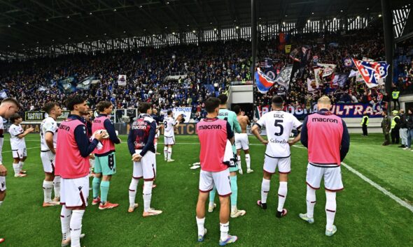 I rossoblù sotto il settore ospiti dopo Atalanta-Bologna, 2-0 (©Bologna FC 1909)