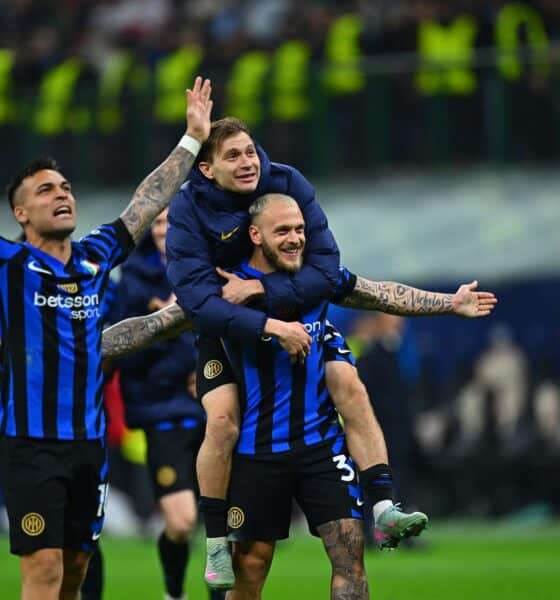 I giocatori dell'Inter festeggiano il passaggio del turno in Champions League