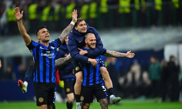 I giocatori dell'Inter festeggiano il passaggio del turno in Champions League