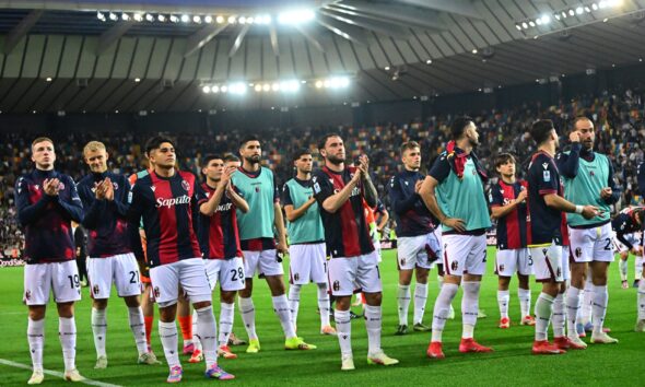 I rossoblù sotto il settore ospiti dopo Udinese-Bologna (©Bologna FC 1909)