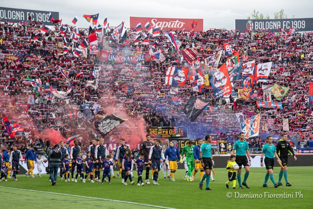 L'ingresso in campo del Bologna contro l'Inter (© Damiano Fiorentini)