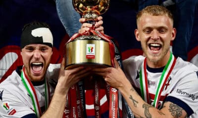 Sam Beukema e Jens Odgaard con la Coppa Italia (@Bologna FC 1909)
