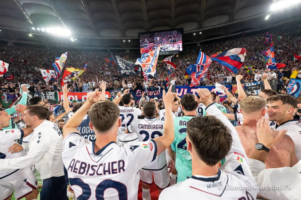 Gruppo Squadra che celebra il successo in Coppa Italia (@Damiano Fiorentini)