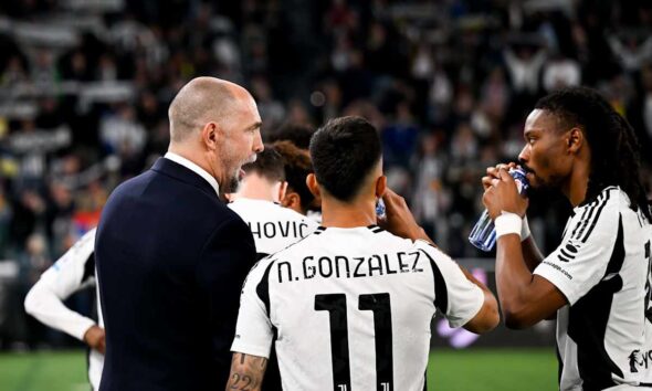 Tudor, allenatore della Juventus, a colloquio con i suoi giocatori