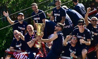 Il pullman della BFC Parade con Saputo a sinistra