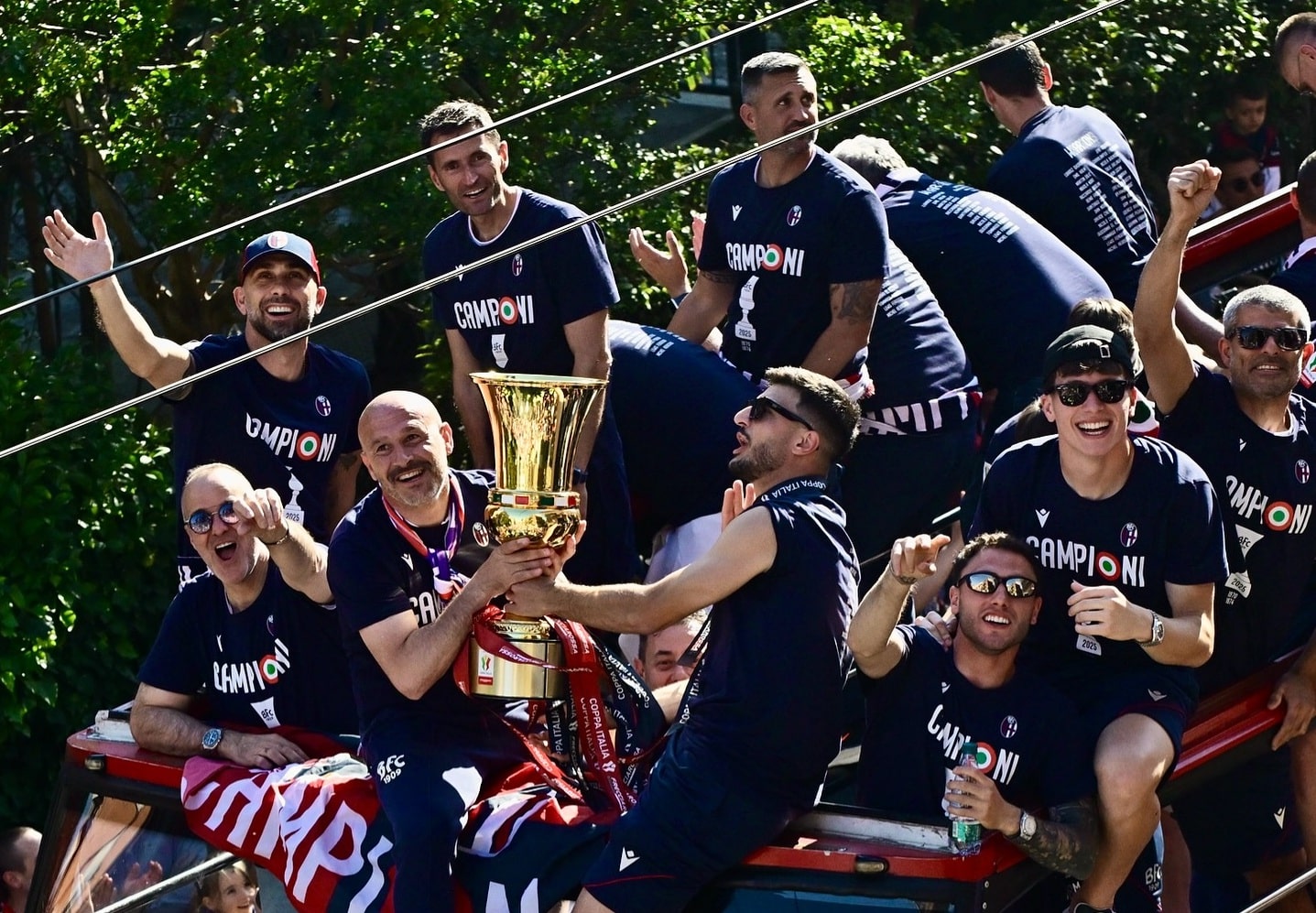 Il pullman della BFC Parade con Saputo a sinistra
