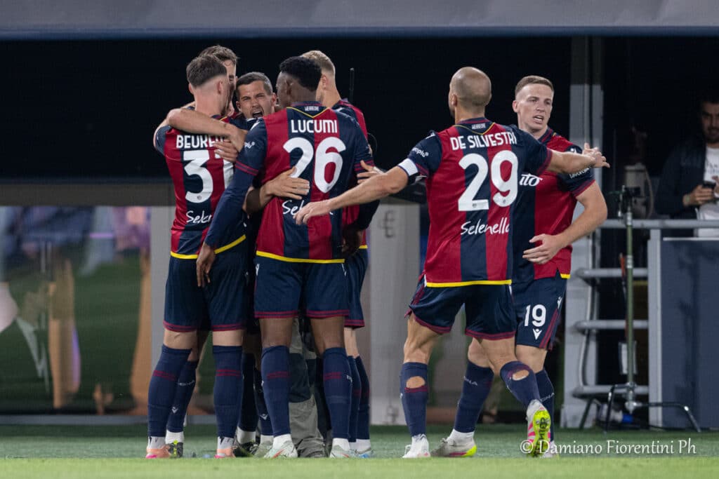 Il Bologna festeggia il gol del pareggio contro la Juventus