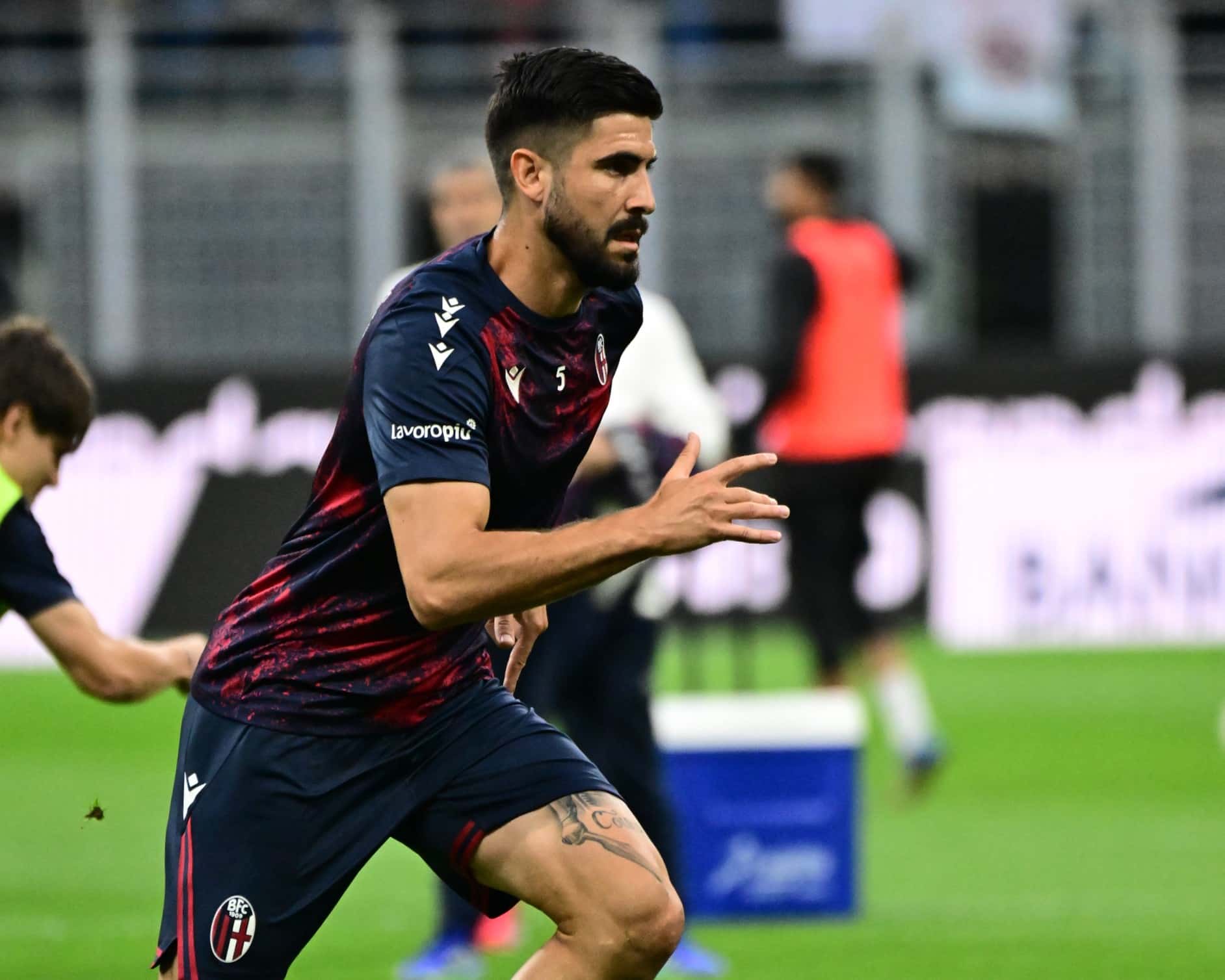 Martin Erlic in vetta all'Europa League con il Midtjylland (©Bologna FC 1909)