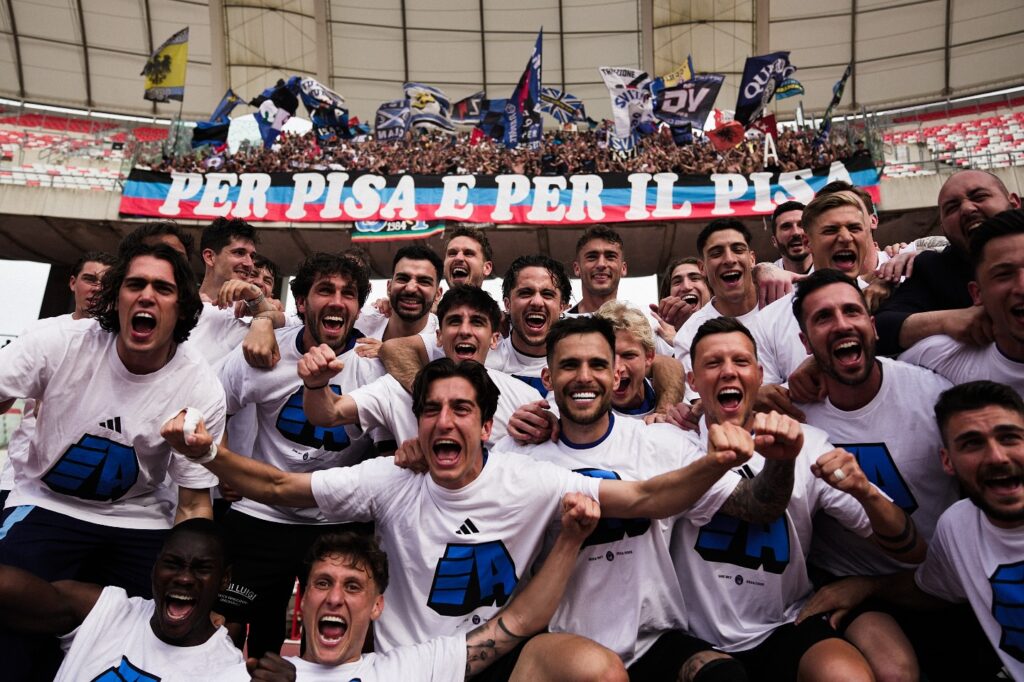 I giocatori del Pisa con i tifosi durante i festeggiamenti per la promozione in Serie A