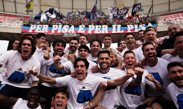 I giocatori del Pisa con i tifosi durante i festeggiamenti per la promozione in Serie A