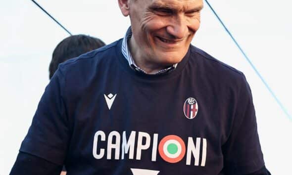 Sartori sul pullman per la BFC Parade 2025 (© Bologna FC 1909) calciomercato