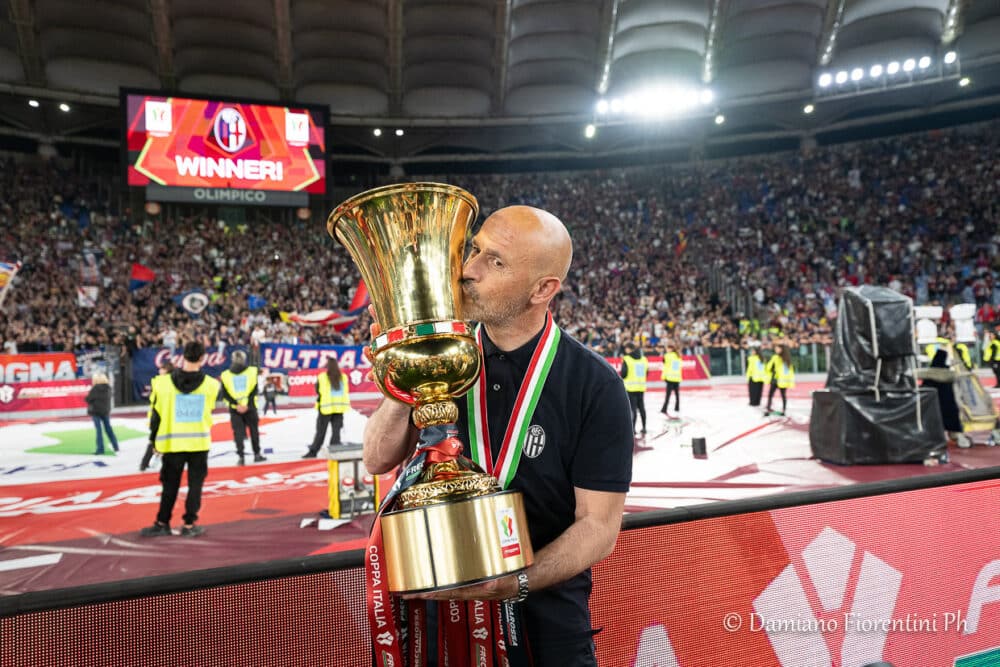 Vincenzo Italiano con la Coppa Italia, sfiderà il Parma a Dicembre(© Damiano Fiorentini per 1000 Cuori Rossoblù)