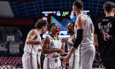 Brandon Taylor tra i suoi compagni (©Virtus Pallacanestro)