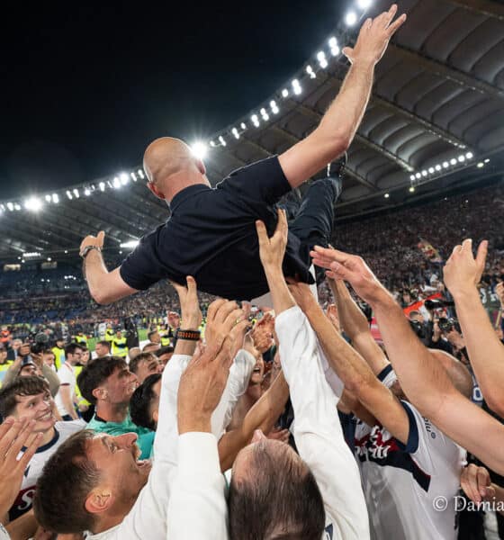 Vincenzo Italiano portato in trionfo dalla squadra (© Damiano Fiorentini)