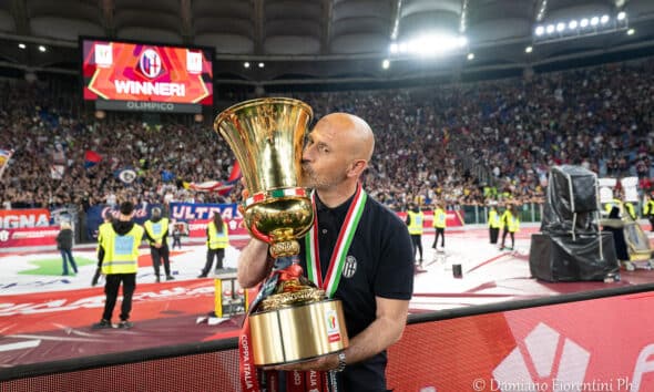 Vincenzo Italiano solleva la Coppa Italia con il Bologna (© Damiano Fiorentini)