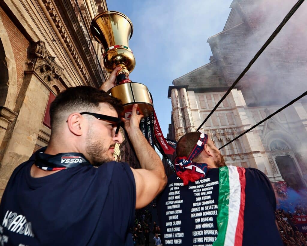 Il Bologna mostra la Coppa Italia ai tifosi in Piazza Maggiore (©Bologna FC 1909)