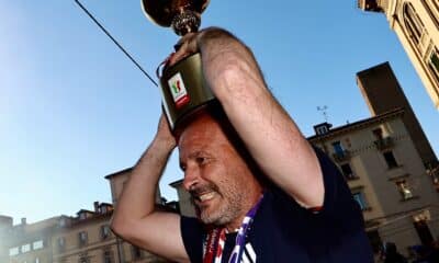 Vincenzo Italiano con la Coppa Italia (©Bologna FC 1909)