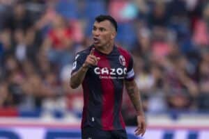 Gary Medel con la fascia da capitano del Bologna (© Bologna Fc 1909)