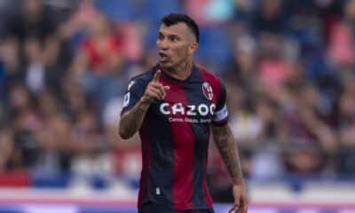 Gary Medel con la fascia da capitano del Bologna (© Bologna Fc 1909)