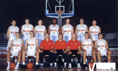 Il quindicesimo scudetto. La Virtus 2000/01. In piedi : Rigaudeau, Jestratijevic, Smodis, Griffith, Andersen, Frosini, Jaric. Sotto: Abbio, Ginobili, Molin, Messina, Consolini, Sconochini, Bonora