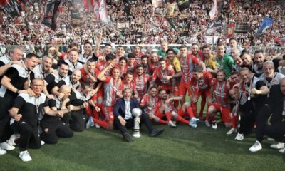 La Cremonese festeggia il ritorno in A davanti al pubblico dello Zini (© U.S. Cremonese)