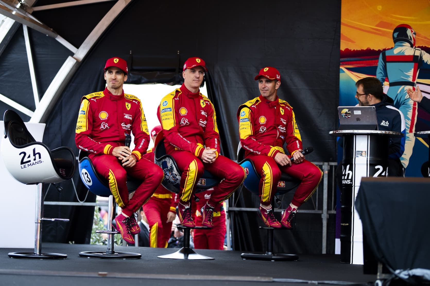Giovinazzi, Calado e Pier Guidi durante le interviste in piazza a Le Mans domenica scorsa (© DPPI - ACO)