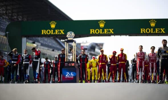 Il trofeo della 24 Ore di Le Mans davanti ai piloti (© DPPI - ACO)
